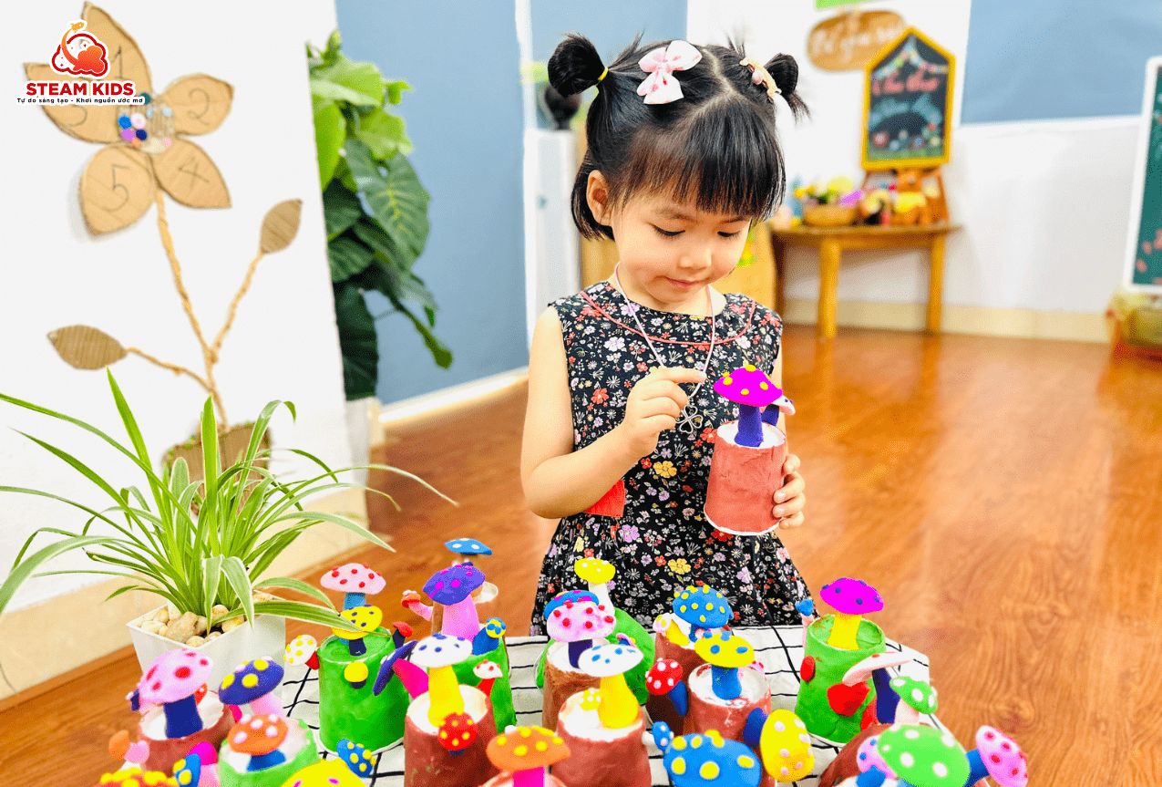 LÀM CÂY NẤM TỪ ĐẤT NẶN LÀM CÂY NẤM TỪ ĐẤT NẶN - Trường Mầm Non STEAM KIDS