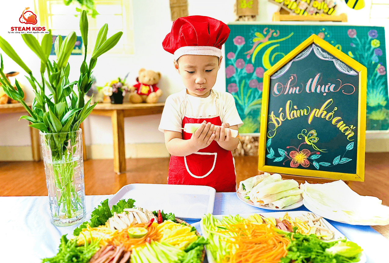 ẨM THỰC: BÉ TẬP LÀM PHỞ CUỐN ẨM THỰC: BÉ TẬP LÀM PHỞ CUỐN - Trường Mầm Non STEAM KIDS