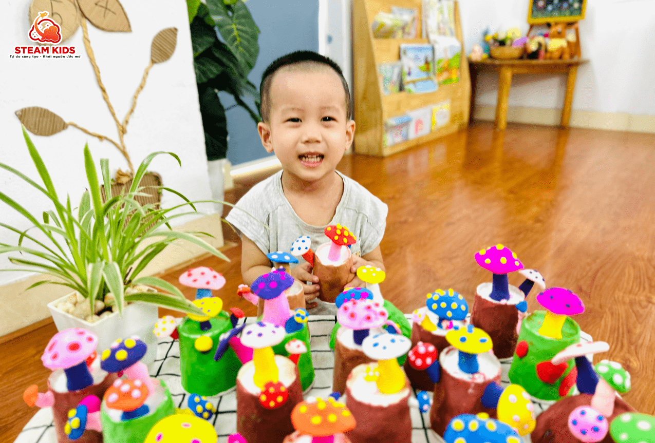 LÀM CÂY NẤM TỪ ĐẤT NẶN LÀM CÂY NẤM TỪ ĐẤT NẶN - Trường Mầm Non STEAM KIDS
