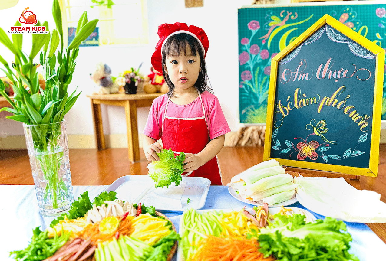 ẨM THỰC: BÉ TẬP LÀM PHỞ CUỐN ẨM THỰC: BÉ TẬP LÀM PHỞ CUỐN - Trường Mầm Non STEAM KIDS