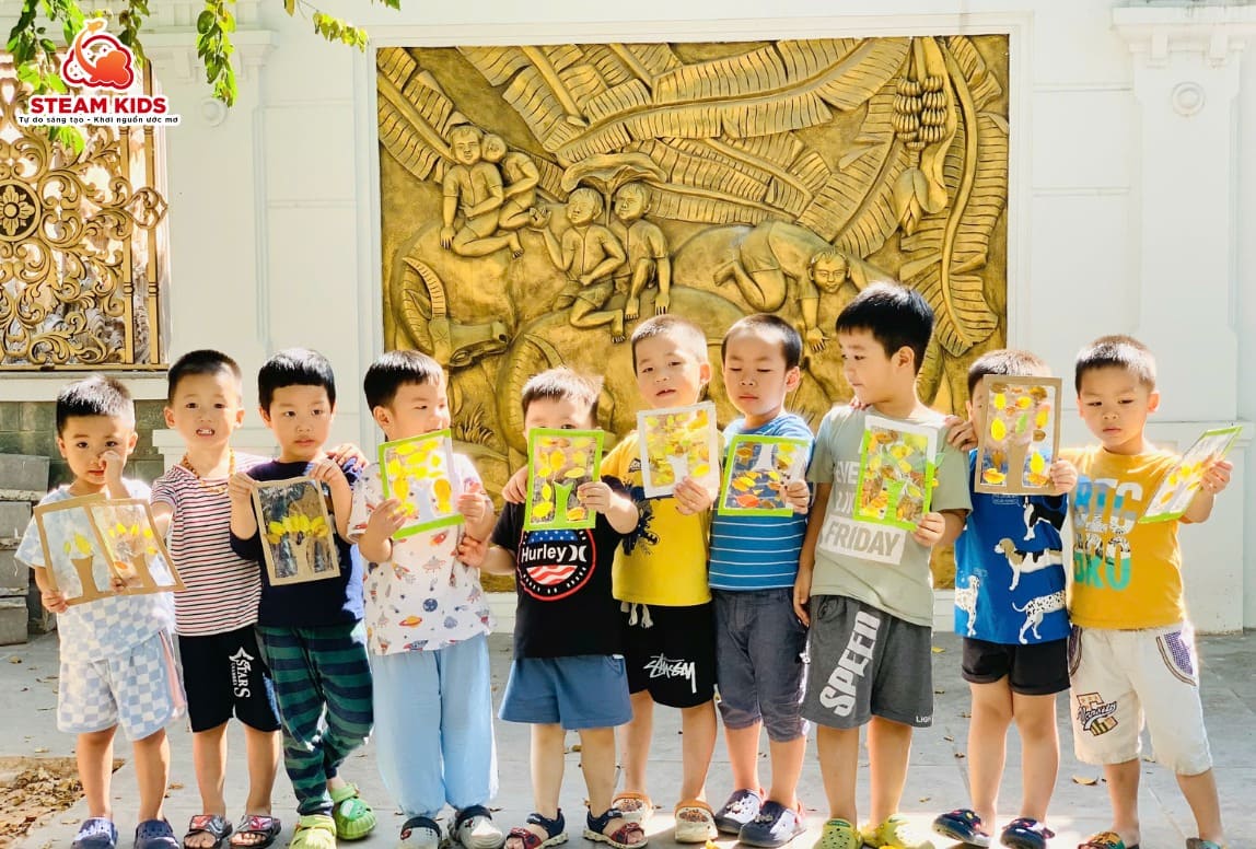 TRANG TRÍ CÂY TỪ LÁ MÙA THU TRANG TRÍ CÂY TỪ LÁ MÙA THU - Trường Mầm Non STEAM KIDS