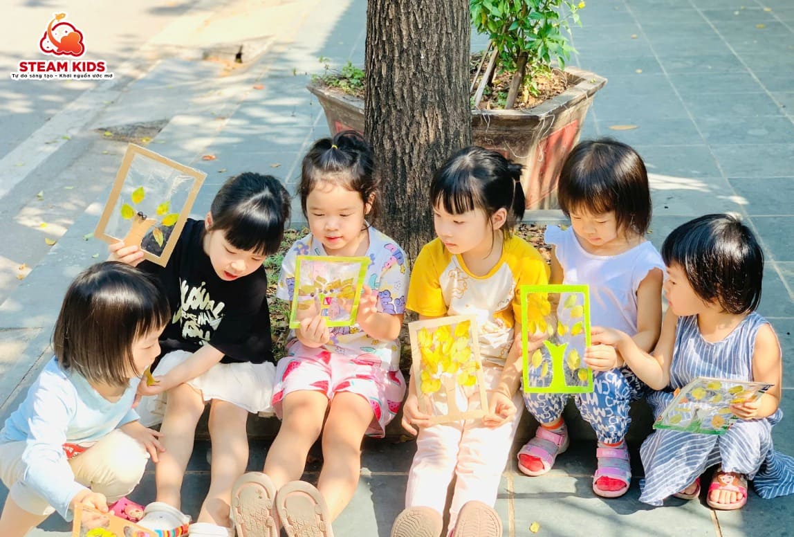 TRANG TRÍ CÂY TỪ LÁ MÙA THU TRANG TRÍ CÂY TỪ LÁ MÙA THU - Trường Mầm Non STEAM KIDS