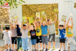 TRANG TRÍ CÂY TỪ LÁ MÙA THU - Trường Mầm Non STEAM KIDS