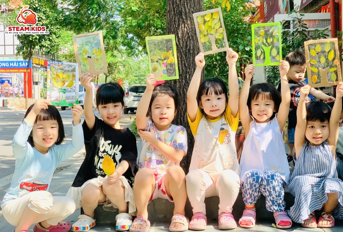 TRANG TRÍ CÂY TỪ LÁ MÙA THU TRANG TRÍ CÂY TỪ LÁ MÙA THU - Trường Mầm Non STEAM KIDS