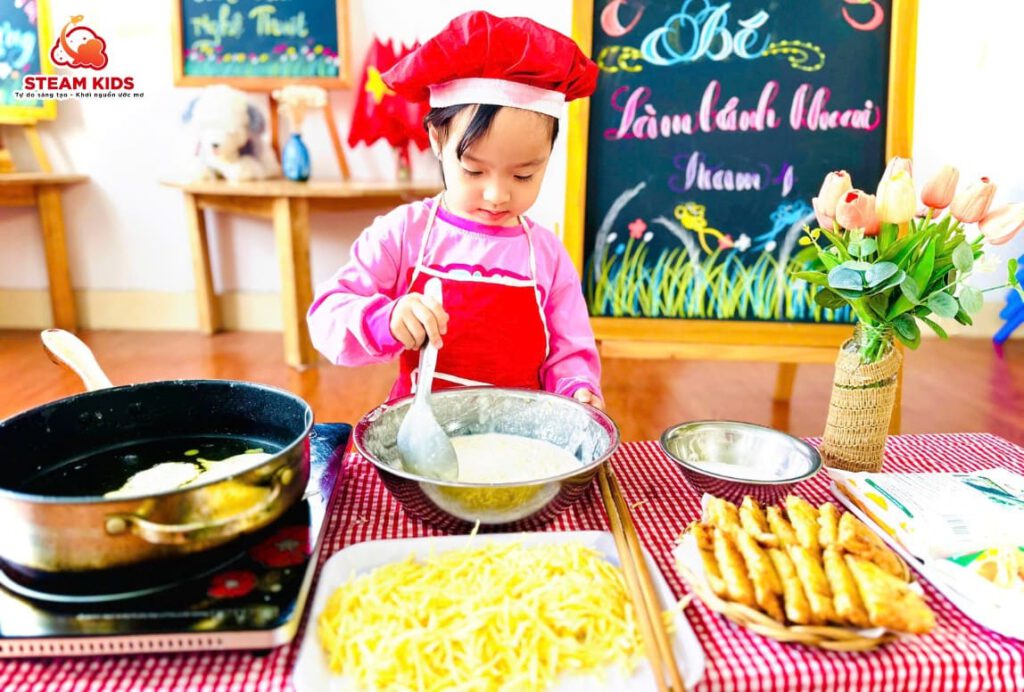 HOẠT ĐỘNG TRẢI NGHIỆM: “BÉ TẬP LÀM BÁNH KHOAI” - Trường Mầm Non STEAM KIDS