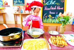 HOẠT ĐỘNG TRẢI NGHIỆM: “BÉ TẬP LÀM BÁNH KHOAI” - Trường Mầm Non STEAM KIDS