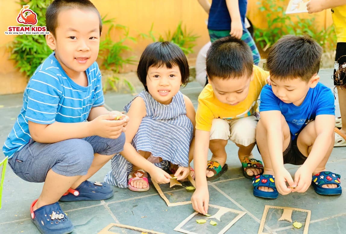 TRANG TRÍ CÂY TỪ LÁ MÙA THU TRANG TRÍ CÂY TỪ LÁ MÙA THU - Trường Mầm Non STEAM KIDS