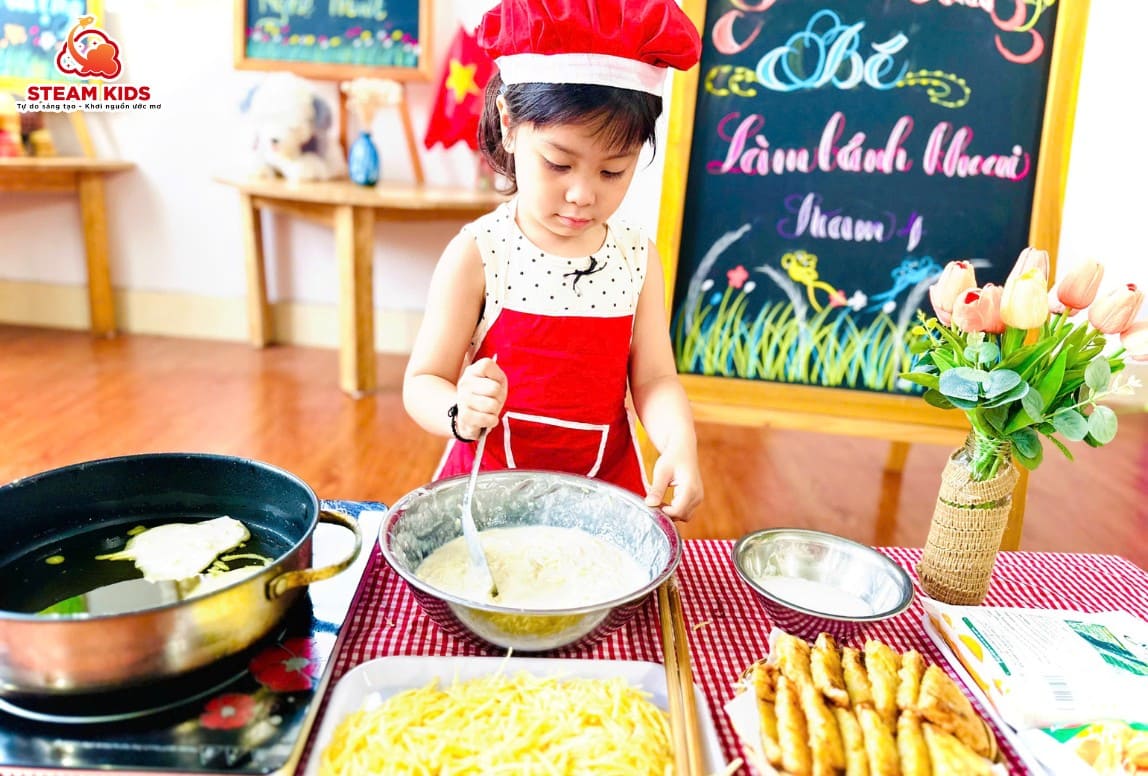 HOẠT ĐỘNG TRẢI NGHIỆM: “BÉ TẬP LÀM BÁNH KHOAI” - Trường Mầm Non STEAM KIDS