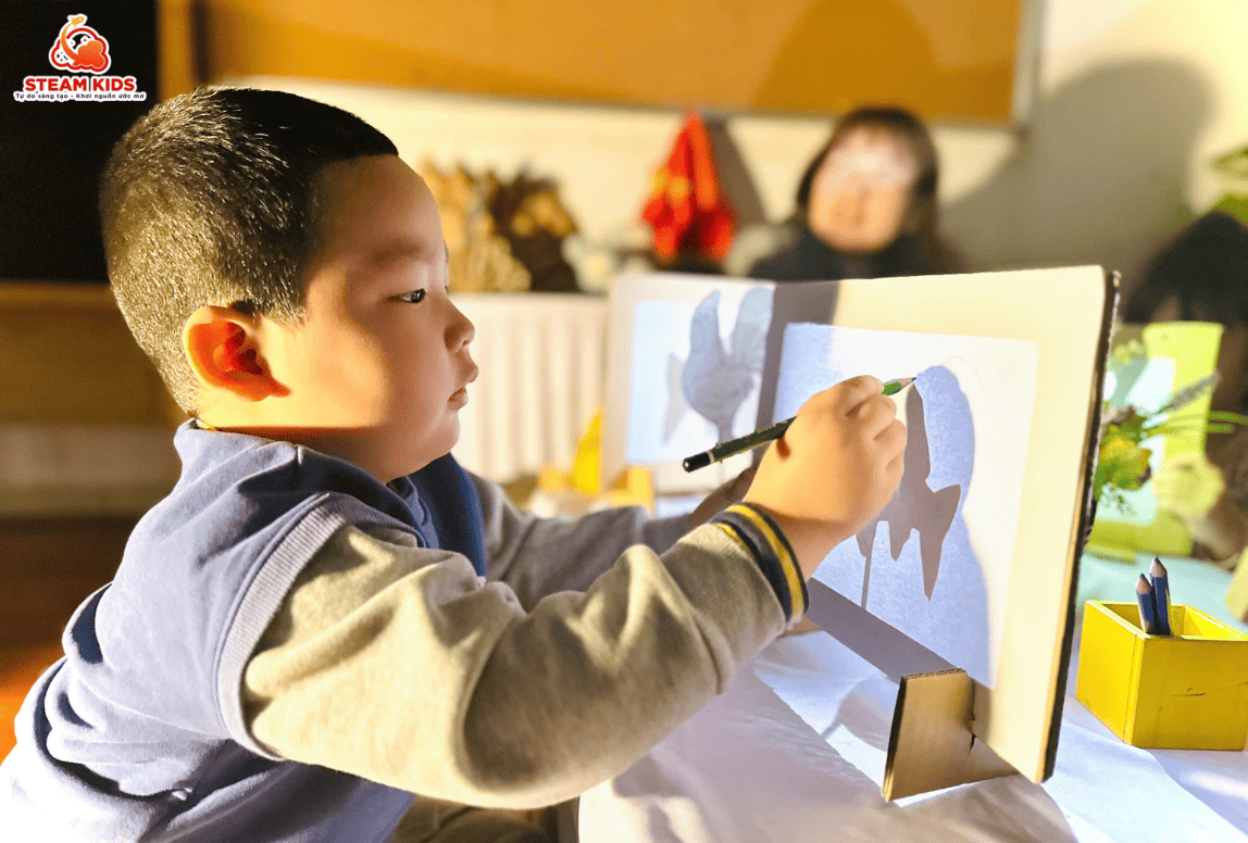 TRẢI NGHIỆM SÁNG TẠO: “VẼ TRANH THEO BÓNG” TRẢI NGHIỆM SÁNG TẠO: “VẼ TRANH THEO BÓNG” - Trường Mầm Non STEAM KIDS