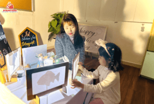 TRẢI NGHIỆM SÁNG TẠO: “VẼ TRANH THEO BÓNG” - Trường Mầm Non STEAM KIDS