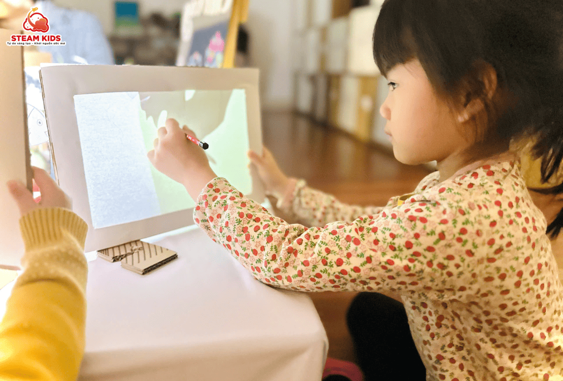 TRẢI NGHIỆM SÁNG TẠO: “VẼ TRANH THEO BÓNG” TRẢI NGHIỆM SÁNG TẠO: “VẼ TRANH THEO BÓNG” - Trường Mầm Non STEAM KIDS