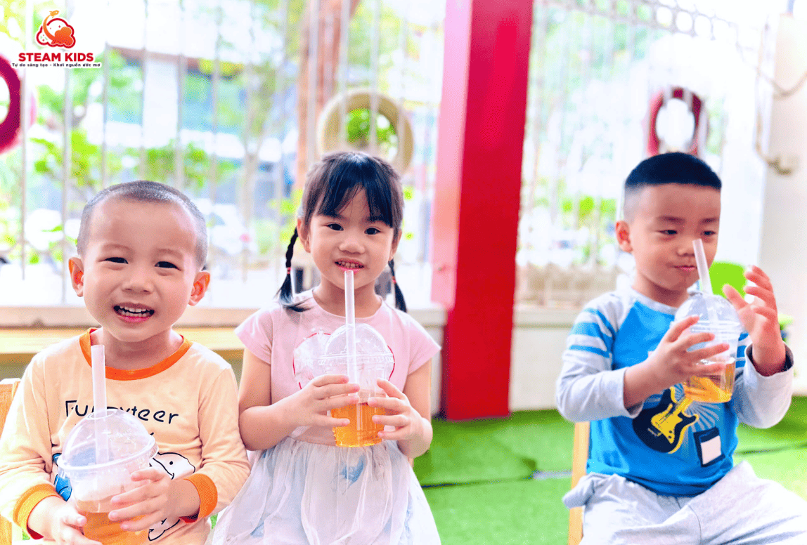 TRẢI NGHIỆM: BÉ TẬP LÀM NHÀ PHA CHẾ ĐỒ UỐNG NÓNG STEAM KIDS TRẢI NGHIỆM: BÉ TẬP LÀM NHÀ PHA CHẾ ĐỒ UỐNG NÓNG STEAM KIDS - Trường Mầm Non STEAM KIDS