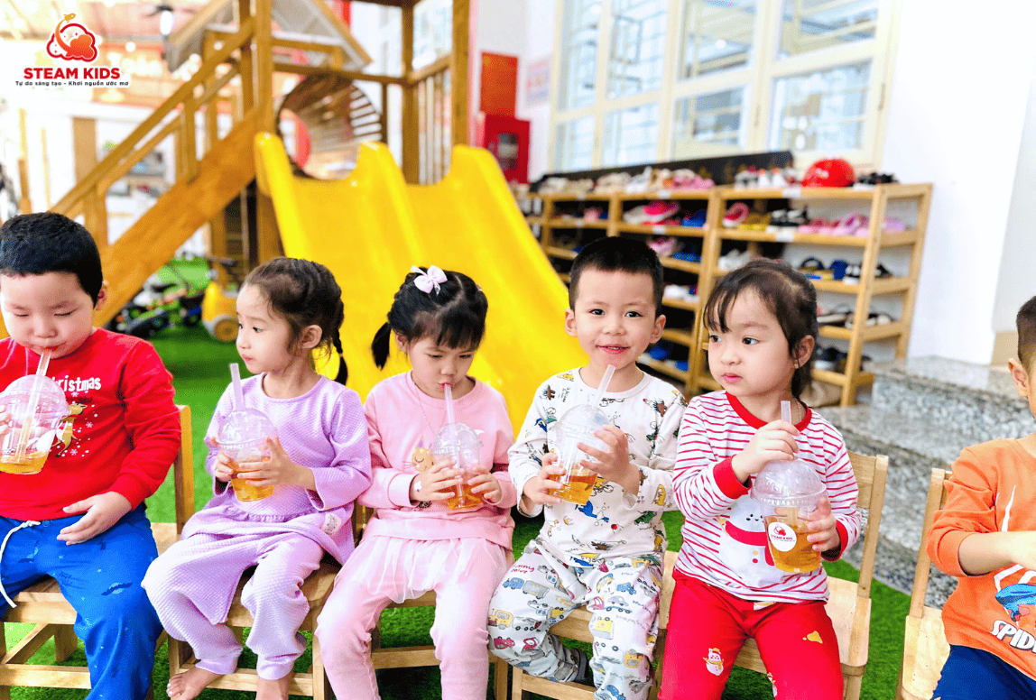 TRẢI NGHIỆM: BÉ TẬP LÀM NHÀ PHA CHẾ ĐỒ UỐNG NÓNG STEAM KIDS TRẢI NGHIỆM: BÉ TẬP LÀM NHÀ PHA CHẾ ĐỒ UỐNG NÓNG STEAM KIDS - Trường Mầm Non STEAM KIDS