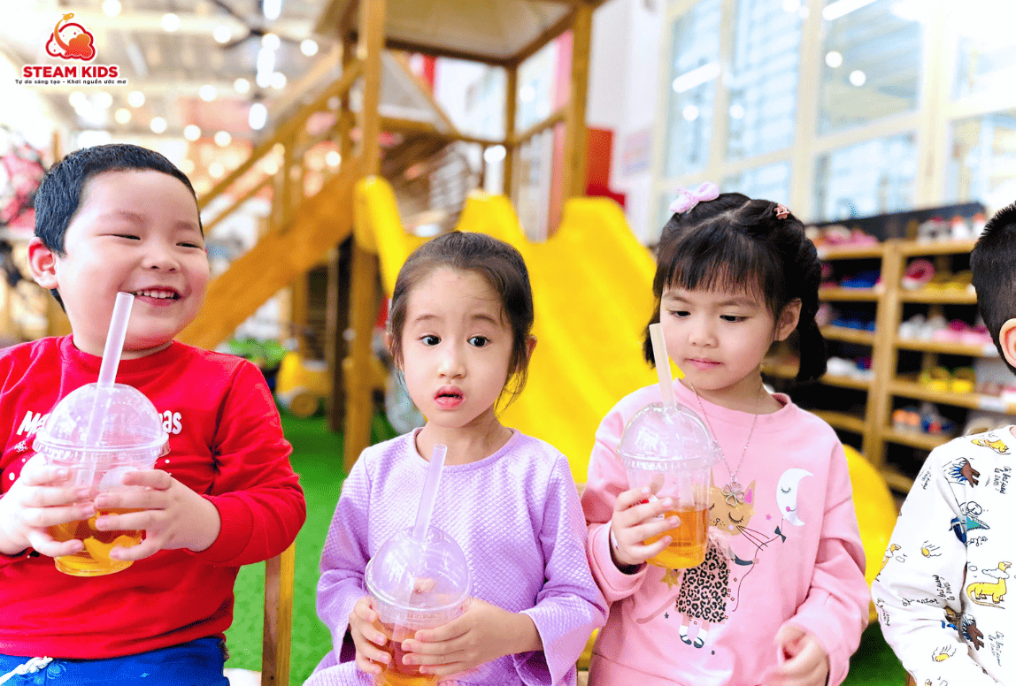 TRẢI NGHIỆM: BÉ TẬP LÀM NHÀ PHA CHẾ ĐỒ UỐNG NÓNG STEAM KIDS TRẢI NGHIỆM: BÉ TẬP LÀM NHÀ PHA CHẾ ĐỒ UỐNG NÓNG STEAM KIDS - Trường Mầm Non STEAM KIDS