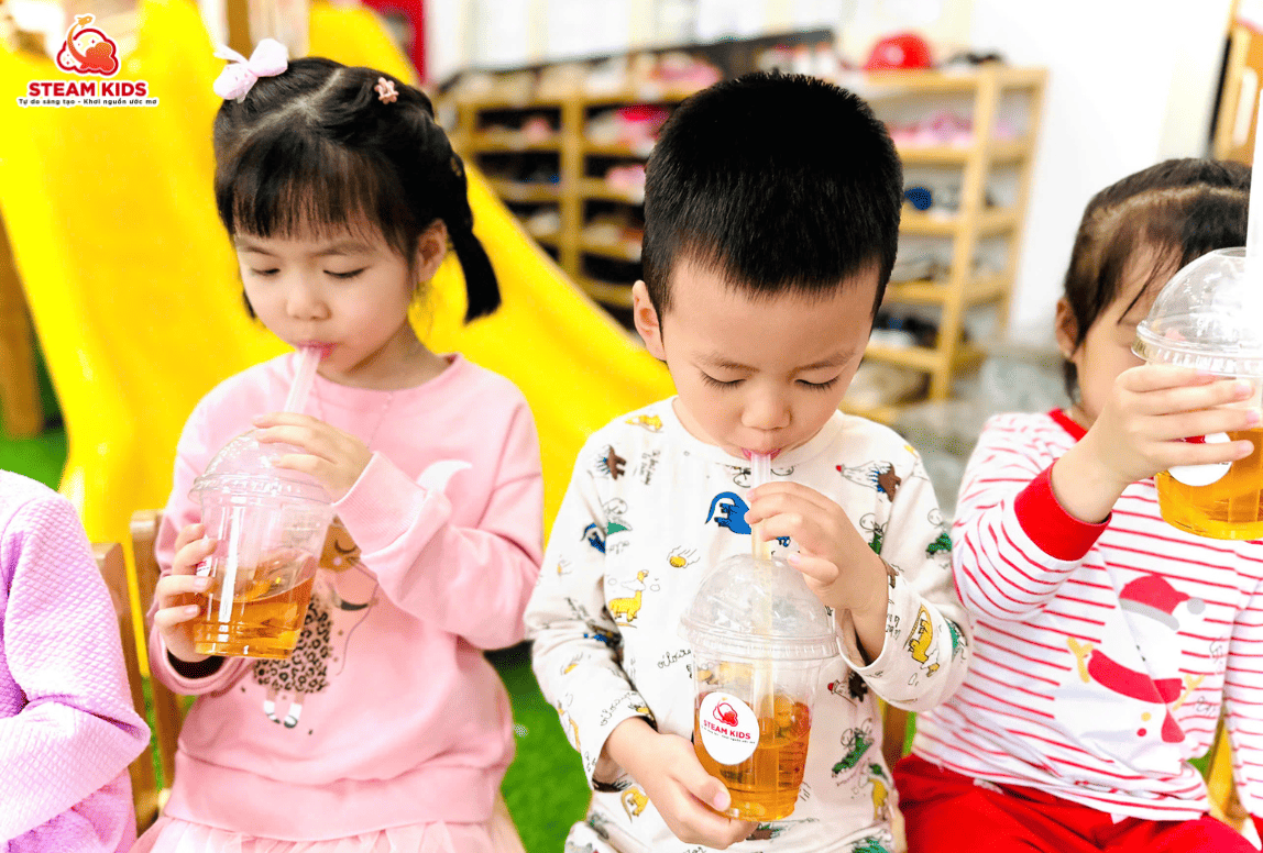 TRẢI NGHIỆM: BÉ TẬP LÀM NHÀ PHA CHẾ ĐỒ UỐNG NÓNG STEAM KIDS TRẢI NGHIỆM: BÉ TẬP LÀM NHÀ PHA CHẾ ĐỒ UỐNG NÓNG STEAM KIDS - Trường Mầm Non STEAM KIDS