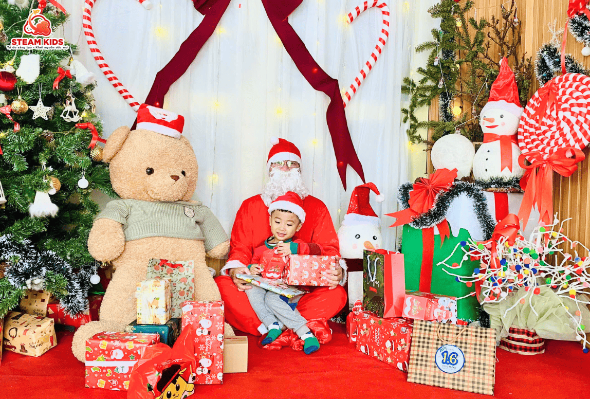 CÙNG STEAM 5 LƯU GIỮ NHỮNG KỶ NIỆM GIÁNG SINH THẬT ĐẸP BÊN NGÔI NHÀ STEAM KIDS - Trường Mầm Non STEAM KIDS