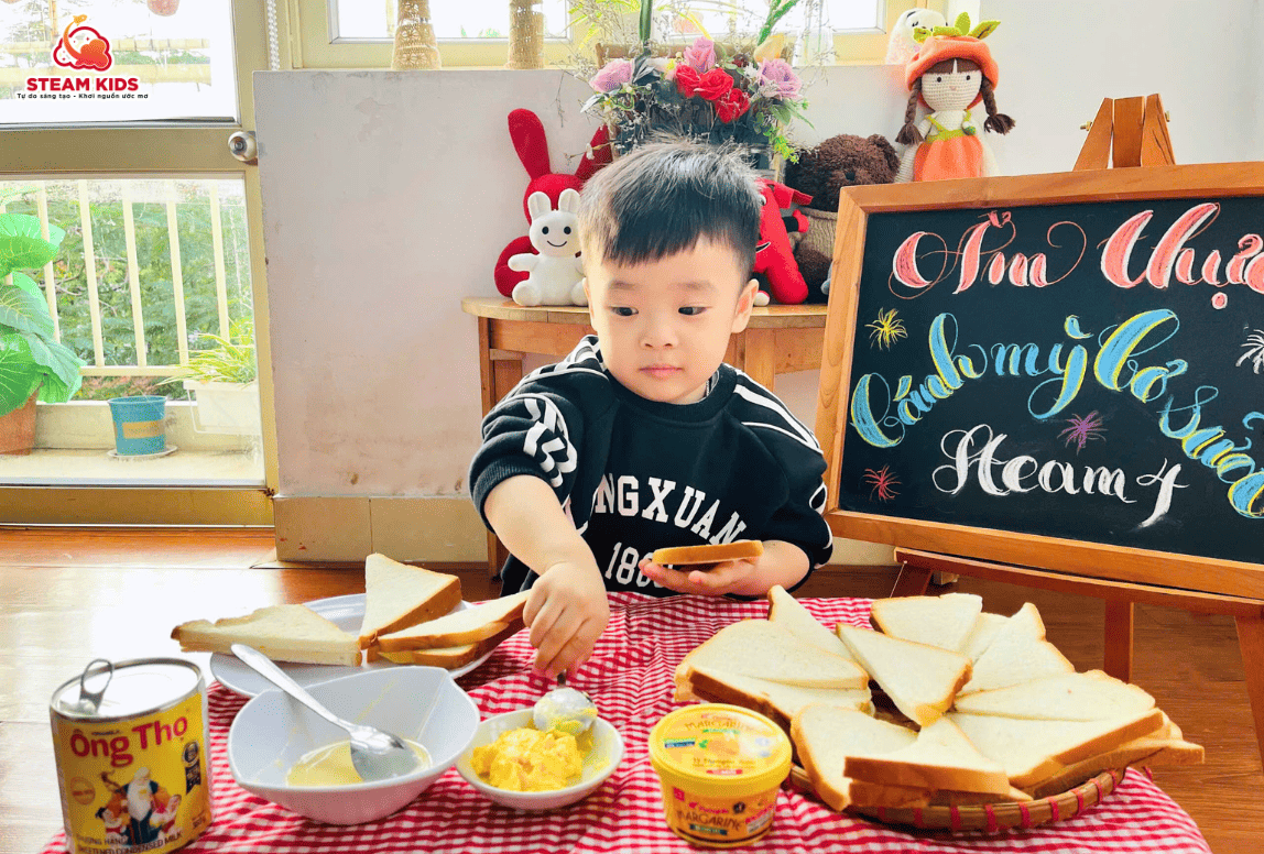 ẨM THỰC: “BÁNH MÌ BƠ SỮA” ẨM THỰC: “BÁNH MÌ BƠ SỮA” - Trường Mầm Non STEAM KIDS