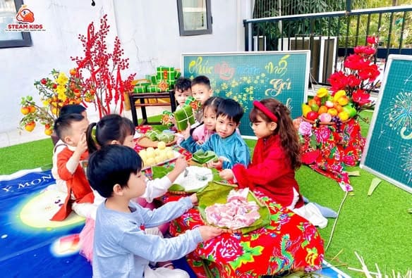 TRẢI NGHIỆM: BÉ GÓI BÁNH CHƯNG ĐÓN TẾT TRẢI NGHIỆM: BÉ GÓI BÁNH CHƯNG ĐÓN TẾT - Trường Mầm Non STEAM KIDS