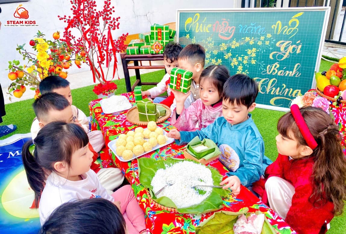 TRẢI NGHIỆM: BÉ GÓI BÁNH CHƯNG ĐÓN TẾT TRẢI NGHIỆM: BÉ GÓI BÁNH CHƯNG ĐÓN TẾT - Trường Mầm Non STEAM KIDS