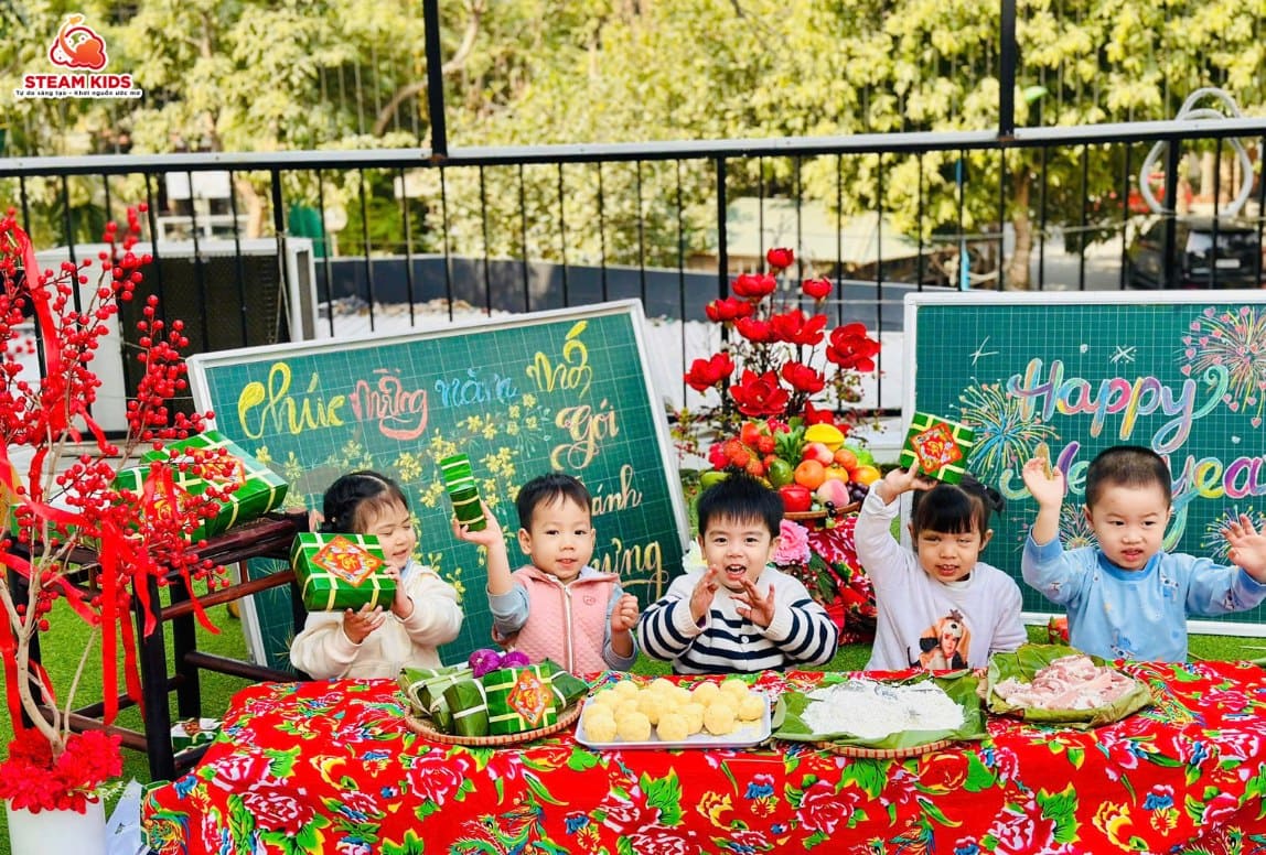 TRẢI NGHIỆM: BÉ GÓI BÁNH CHƯNG ĐÓN TẾT TRẢI NGHIỆM: BÉ GÓI BÁNH CHƯNG ĐÓN TẾT - Trường Mầm Non STEAM KIDS