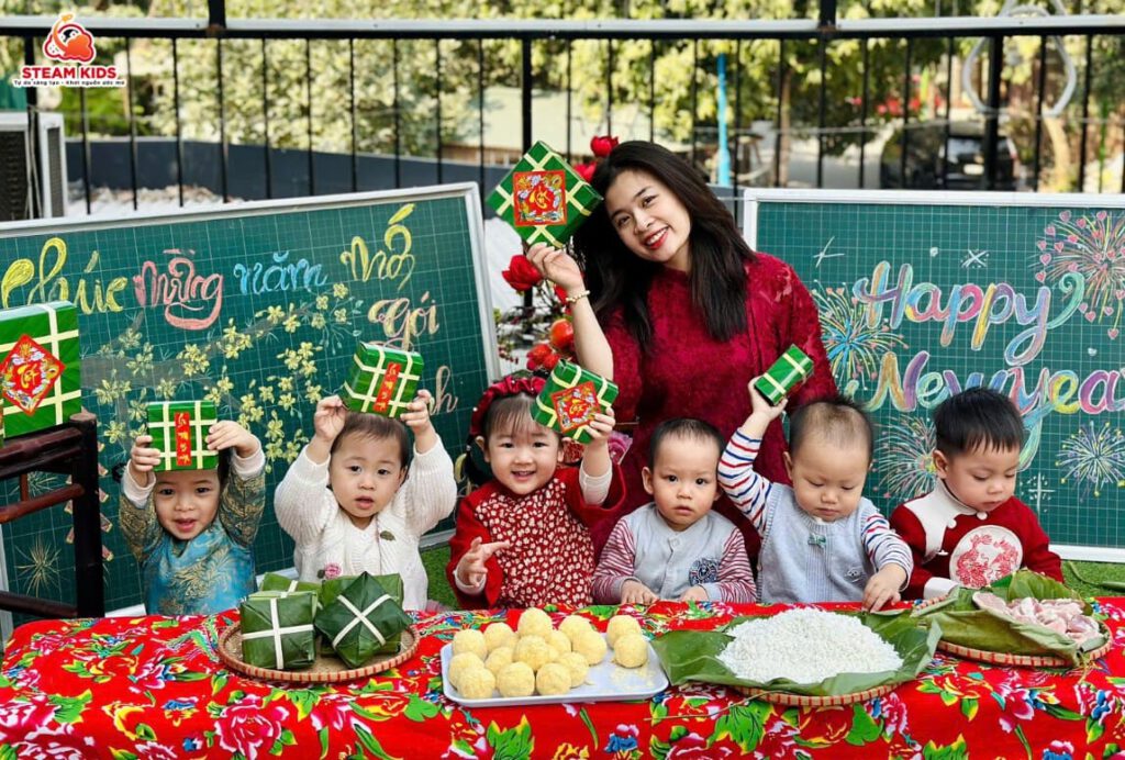 TRẢI NGHIỆM: BÉ GÓI BÁNH CHƯNG ĐÓN TẾT TRẢI NGHIỆM: BÉ GÓI BÁNH CHƯNG ĐÓN TẾT - Trường Mầm Non STEAM KIDS