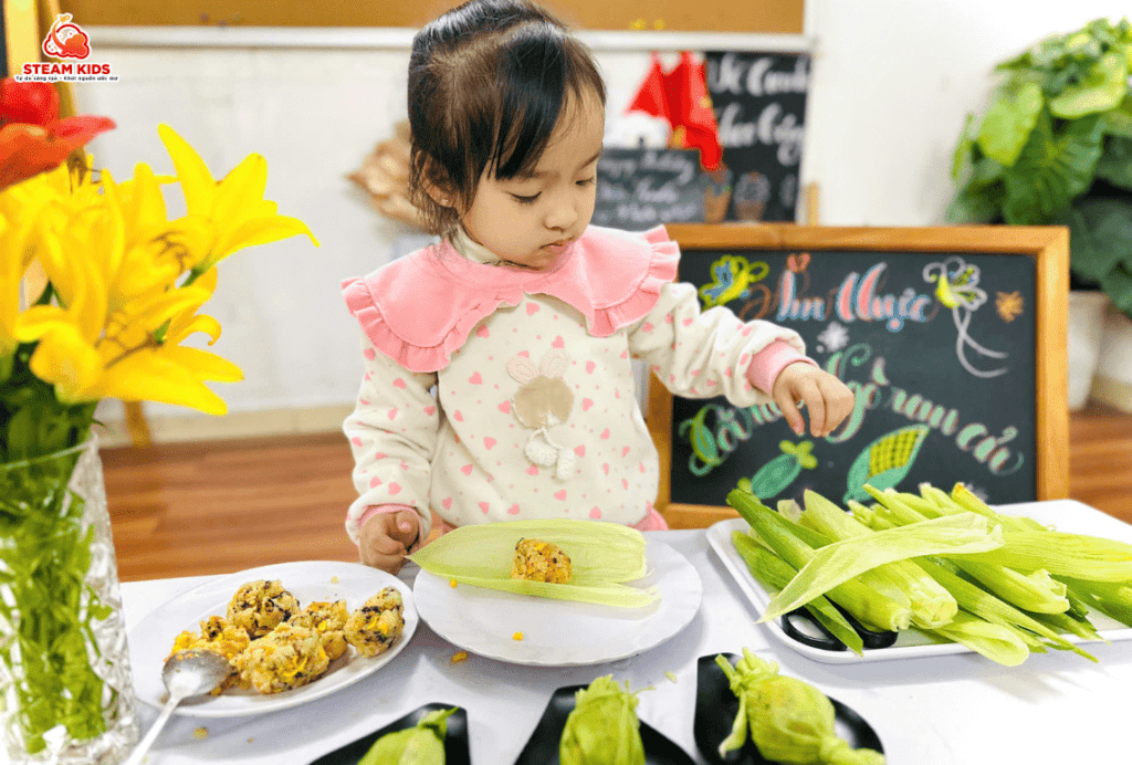 ẨM THỰC: “BÉ LÀM MÓN XÔI NẾP NGÔ RAU CỦ” - Trường Mầm Non STEAM KIDS