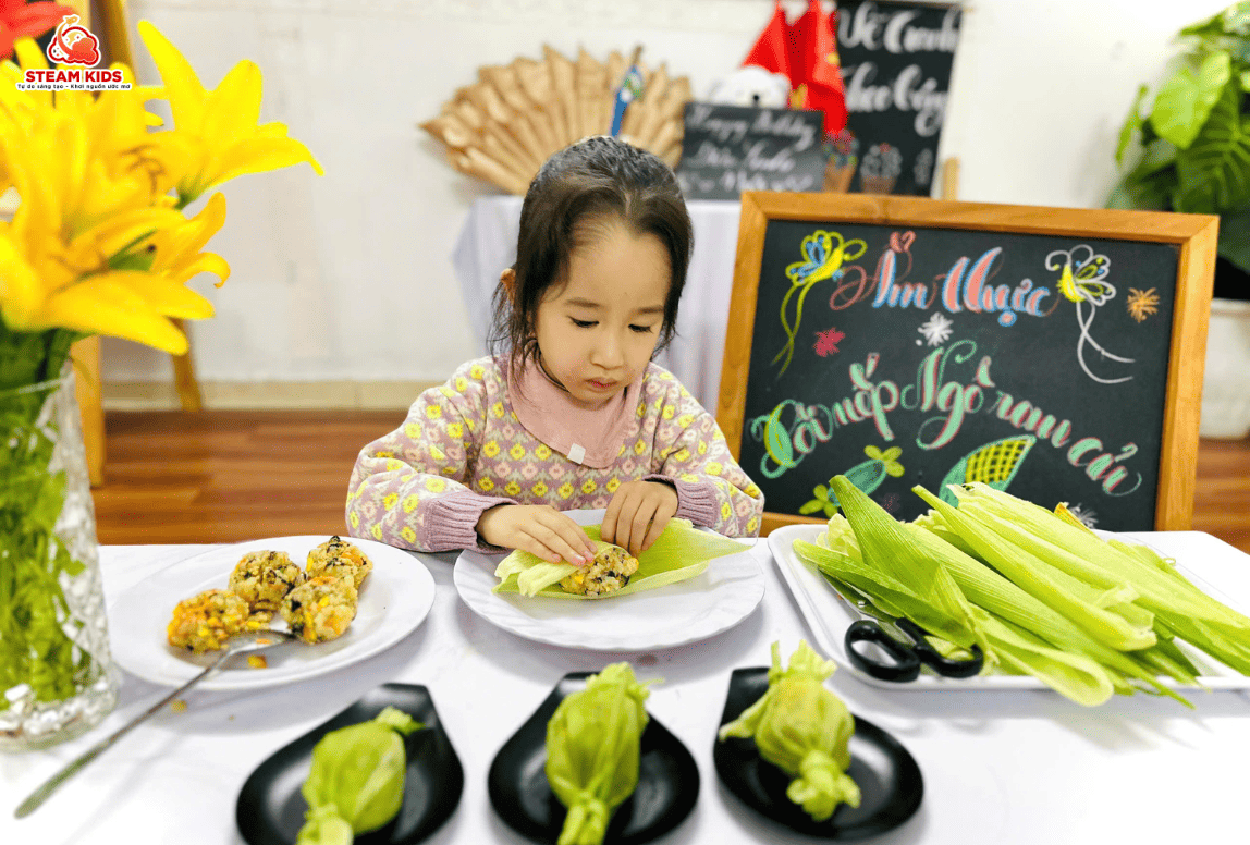 ẨM THỰC: “BÉ LÀM MÓN XÔI NẾP NGÔ RAU CỦ” - Trường Mầm Non STEAM KIDS