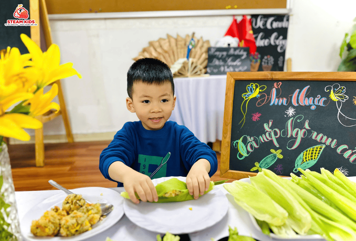 ẨM THỰC: “BÉ LÀM MÓN XÔI NẾP NGÔ RAU CỦ” - Trường Mầm Non STEAM KIDS