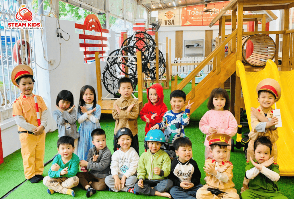 TIỂU PHẨM: TRẢI NGHIỆM AN TOÀN GIAO THÔNG - STEAM 5 - Trường Mầm Non STEAM KIDS