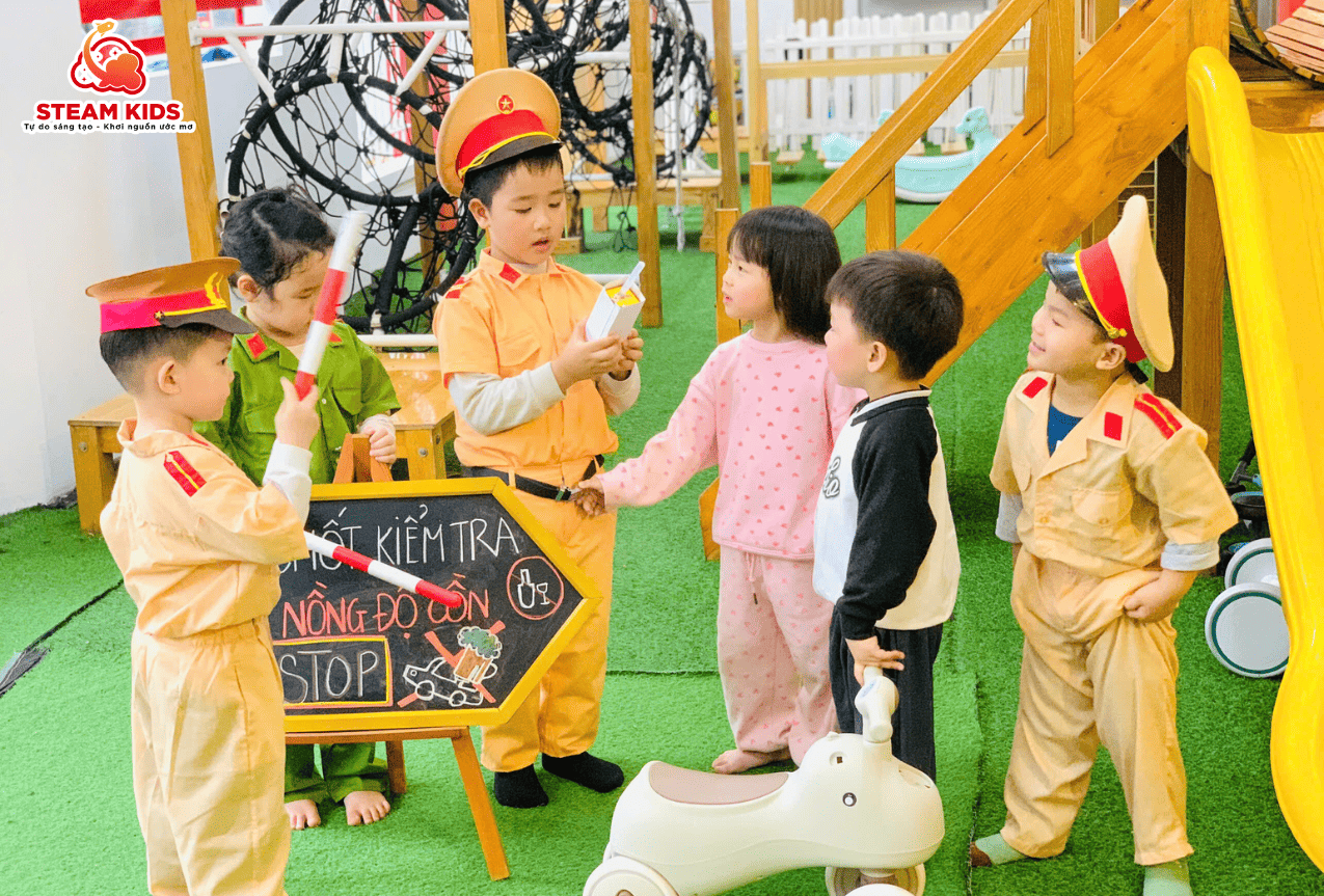 TIỂU PHẨM: TRẢI NGHIỆM AN TOÀN GIAO THÔNG - STEAM 5 - Trường Mầm Non STEAM KIDS