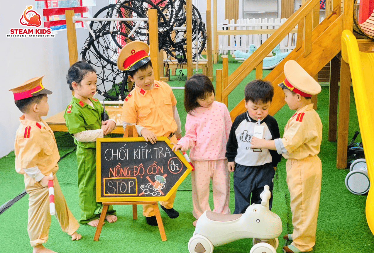 TIỂU PHẨM: TRẢI NGHIỆM AN TOÀN GIAO THÔNG - STEAM 5 - Trường Mầm Non STEAM KIDS