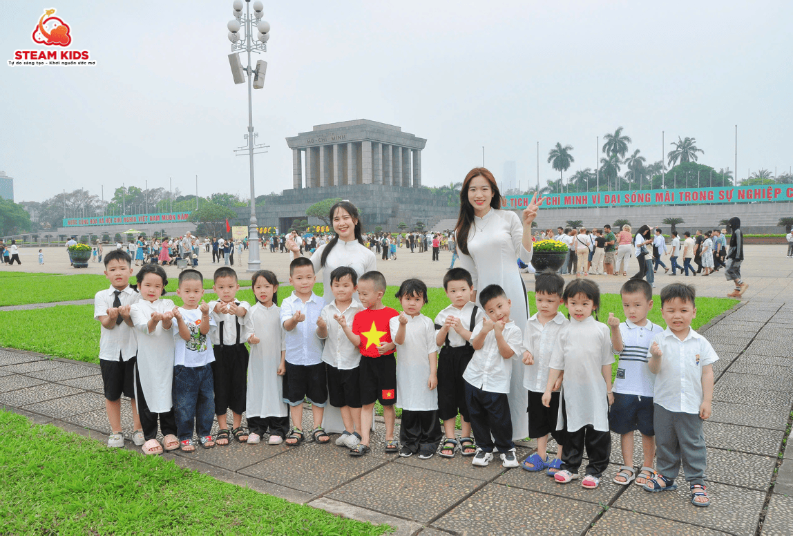 KỈ NIỆM THĂM LĂNG BÁC HỒ CHÀO ĐÓN ĐẠI LỄ 30/4 CÙNG EM BÉ STEAM KIDS KỈ NIỆM THĂM LĂNG BÁC HỒ CHÀO ĐÓN ĐẠI LỄ 30/4 CÙNG EM BÉ STEAM KIDS - Trường Mầm Non STEAM KIDS