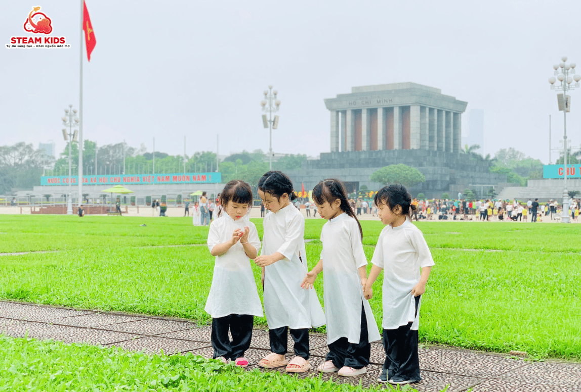 KỈ NIỆM THĂM LĂNG BÁC HỒ CHÀO ĐÓN ĐẠI LỄ 30/4 CÙNG EM BÉ STEAM KIDS KỈ NIỆM THĂM LĂNG BÁC HỒ CHÀO ĐÓN ĐẠI LỄ 30/4 CÙNG EM BÉ STEAM KIDS - Trường Mầm Non STEAM KIDS