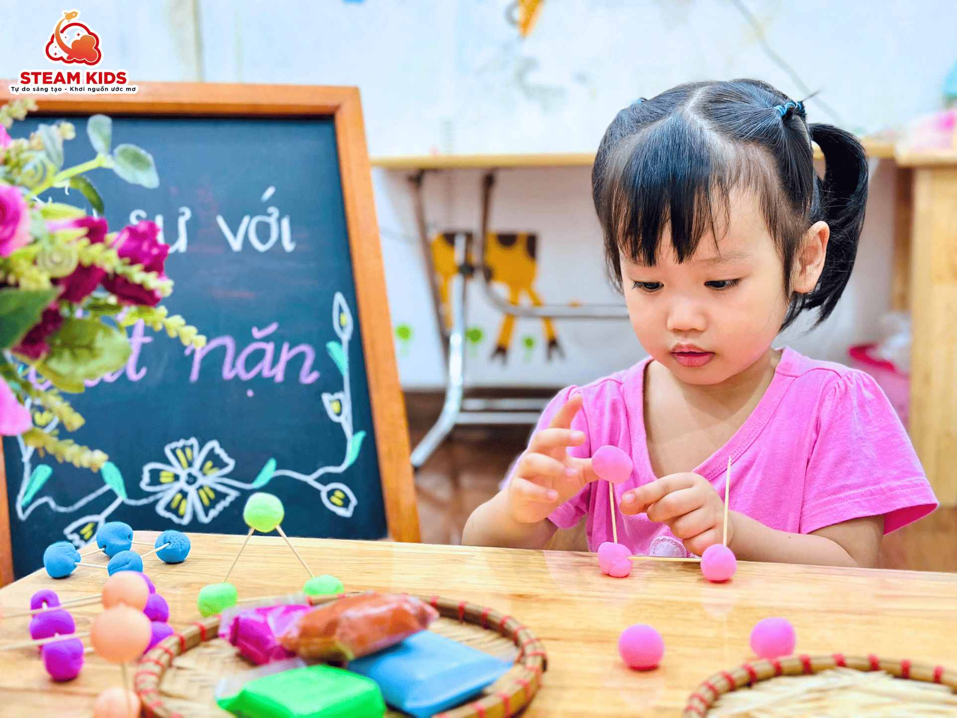 TIẾT HỌC STEAM KỸ SƯ VỚI ĐẤT NẶN – BÉ HÓA “KỸ SƯ NHÍ” TÀI BA! TIẾT HỌC STEAM KỸ SƯ VỚI ĐẤT NẶN – BÉ HÓA “KỸ SƯ NHÍ” TÀI BA! - Trường Mầm Non STEAM KIDS