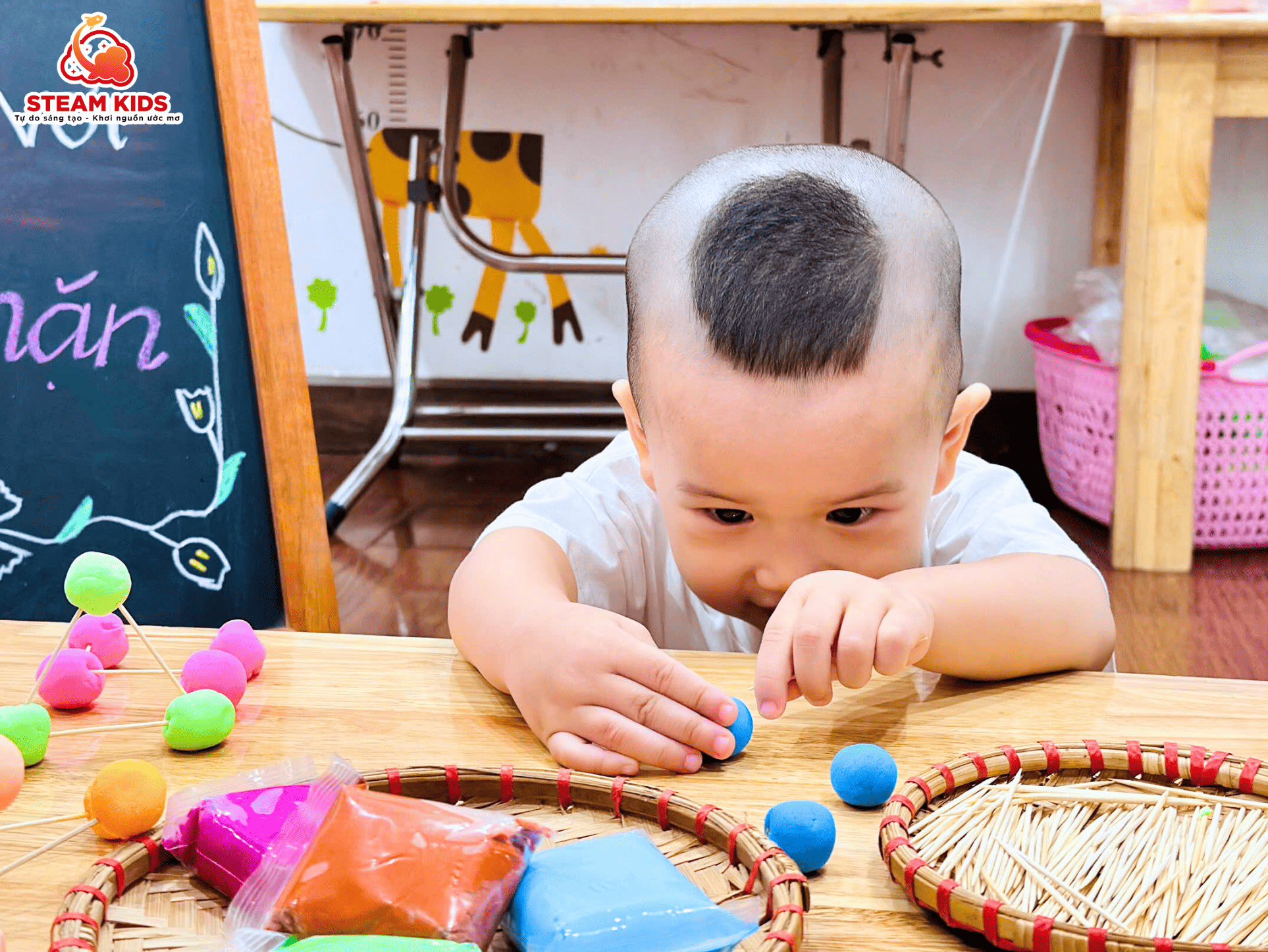 TIẾT HỌC STEAM KỸ SƯ VỚI ĐẤT NẶN – BÉ HÓA “KỸ SƯ NHÍ” TÀI BA! TIẾT HỌC STEAM KỸ SƯ VỚI ĐẤT NẶN – BÉ HÓA “KỸ SƯ NHÍ” TÀI BA! - Trường Mầm Non STEAM KIDS