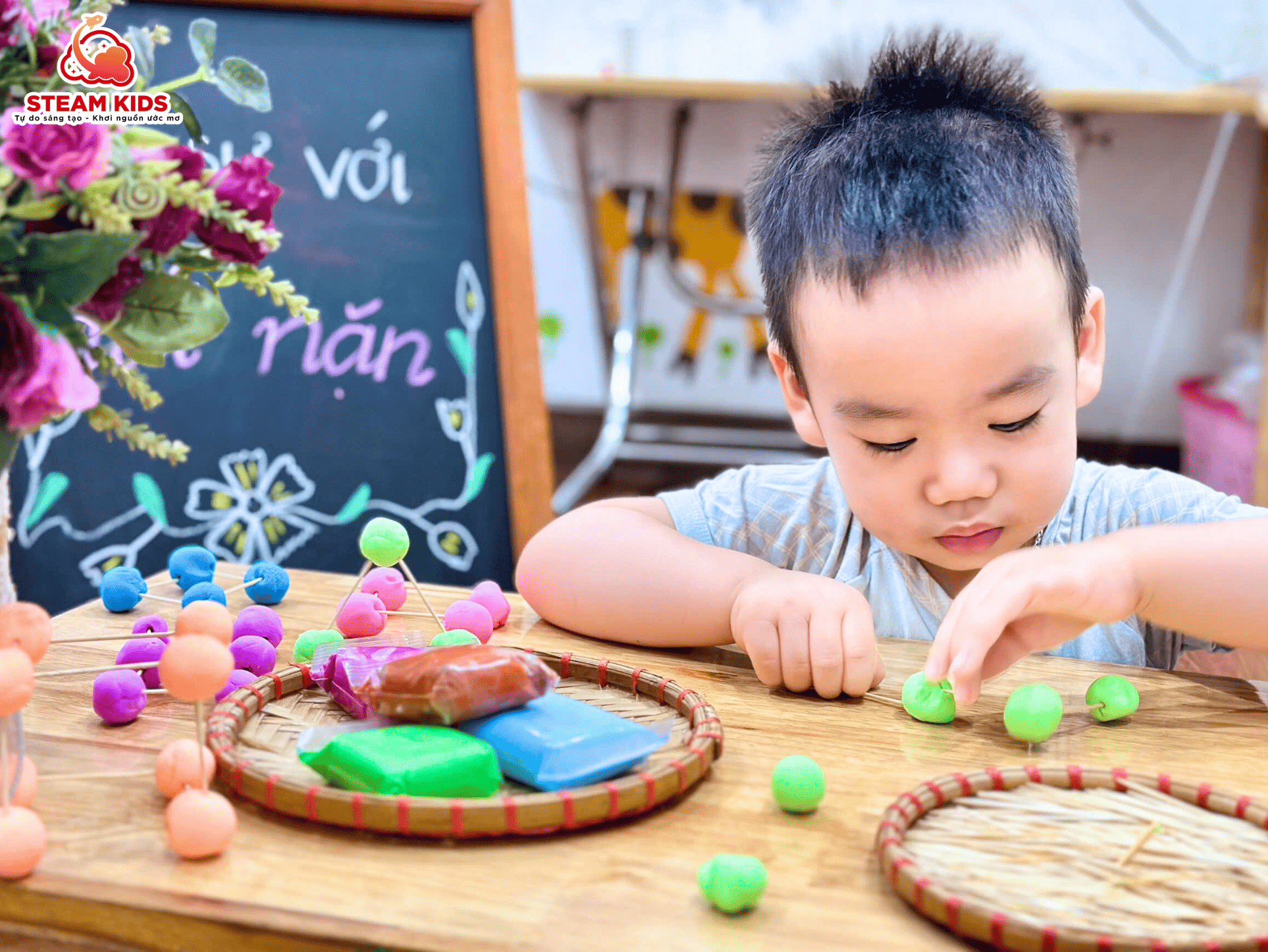 TIẾT HỌC STEAM KỸ SƯ VỚI ĐẤT NẶN – BÉ HÓA “KỸ SƯ NHÍ” TÀI BA! TIẾT HỌC STEAM KỸ SƯ VỚI ĐẤT NẶN – BÉ HÓA “KỸ SƯ NHÍ” TÀI BA! - Trường Mầm Non STEAM KIDS