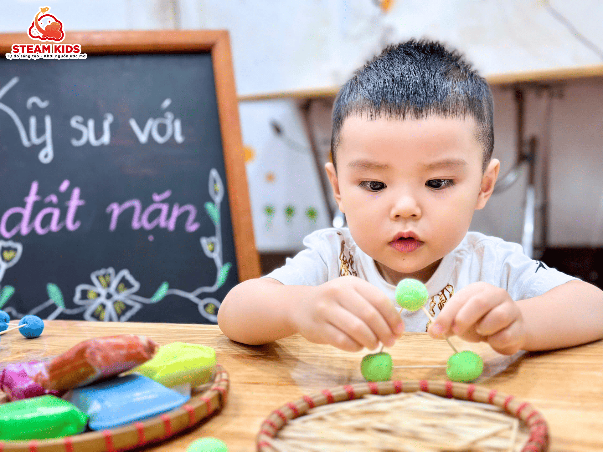 TIẾT HỌC STEAM KỸ SƯ VỚI ĐẤT NẶN – BÉ HÓA “KỸ SƯ NHÍ” TÀI BA! - Trường Mầm Non STEAM KIDS