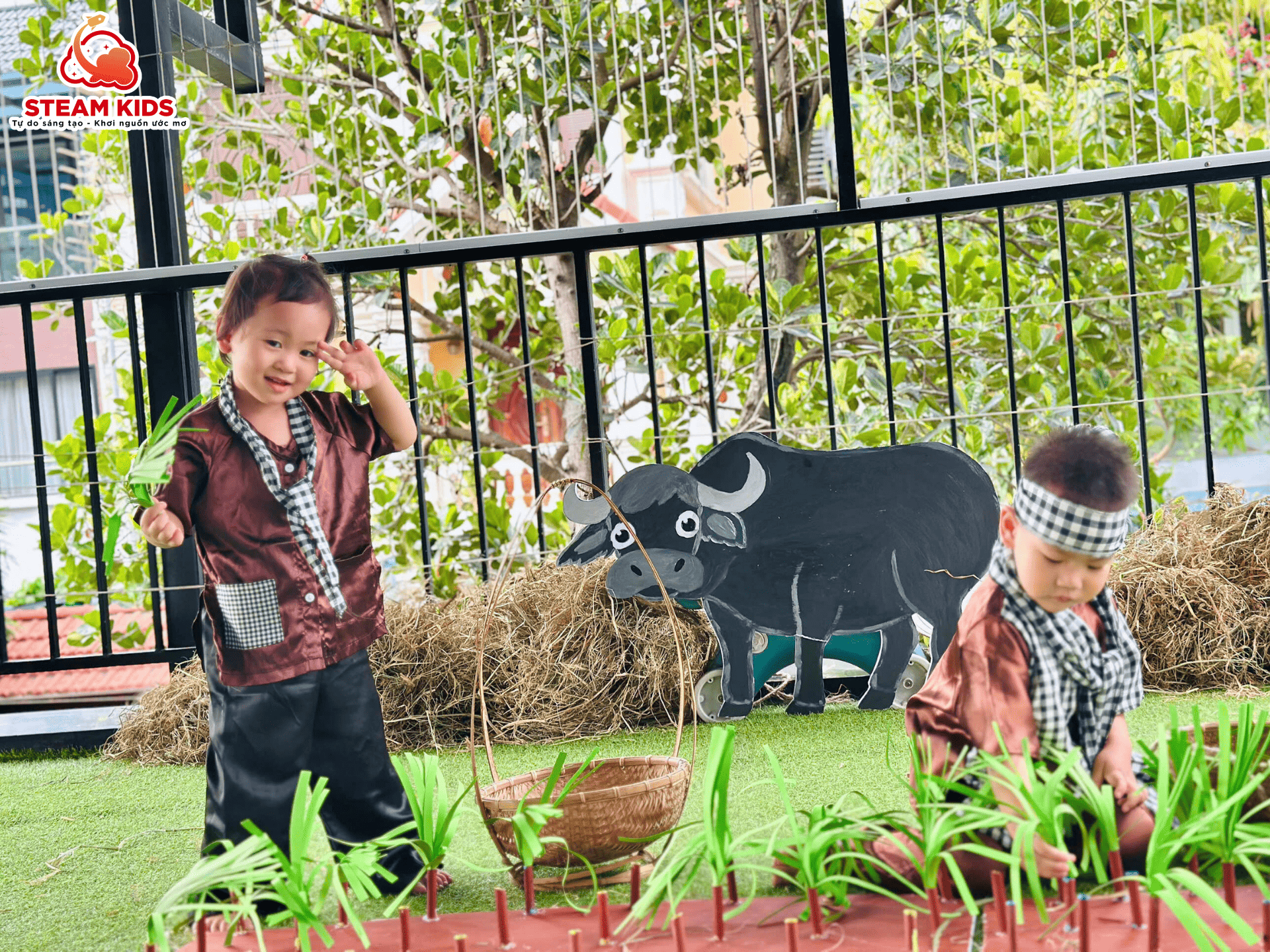 MỘT NGÀY LÀM BÁC NÔNG DÂN – TRẢI NGHIỆM THÚ VỊ CỦA CÁC BẠN NHỎ - Trường Mầm Non STEAM KIDS