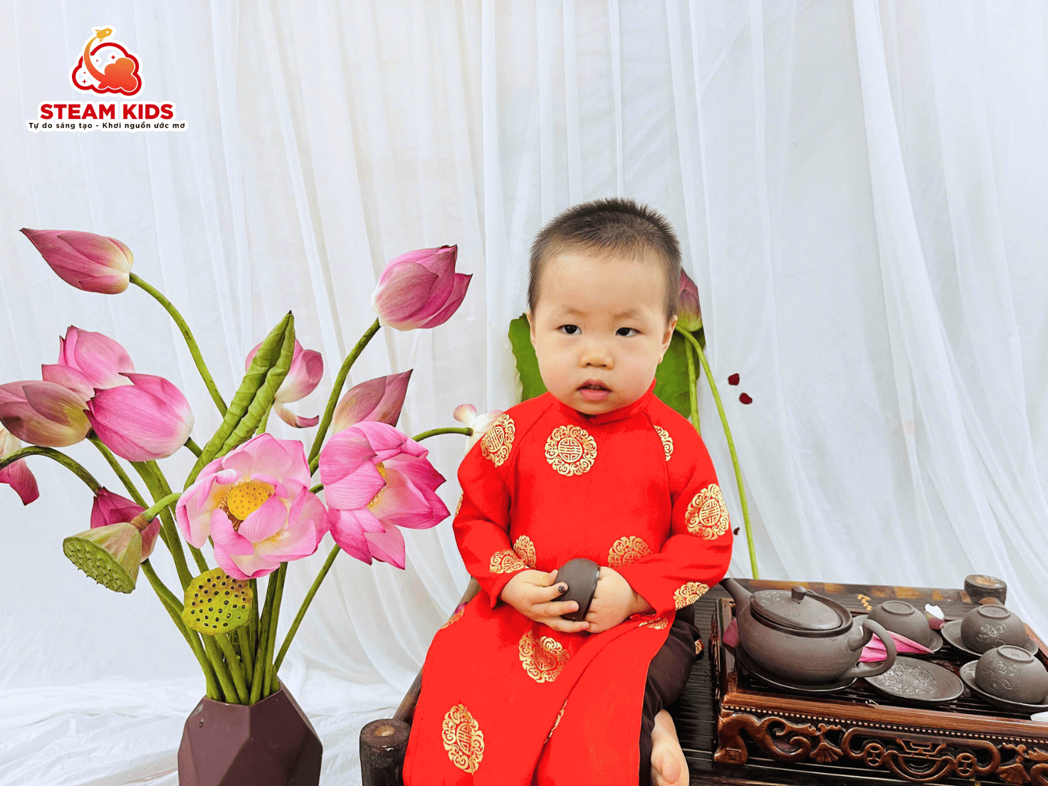 “EM BÉ VÀ HOA SEN” – HÀNH TRÌNH NHỎ VỚI VẺ ĐẸP TRUYỀN THỐNG “EM BÉ VÀ HOA SEN” – HÀNH TRÌNH NHỎ VỚI VẺ ĐẸP TRUYỀN THỐNG - Trường Mầm Non STEAM KIDS