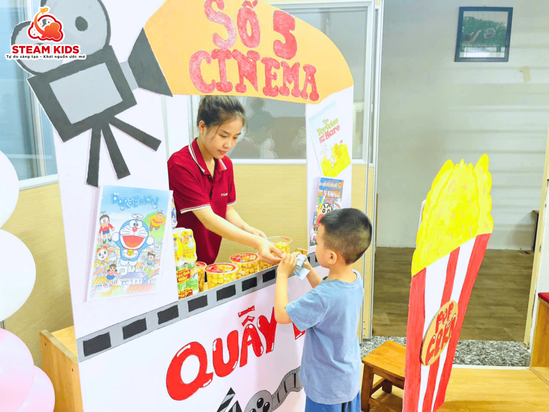 RẠP CHIẾU PHIM STEAM KIDS – TRẢI NGHIỆM TUỔI THƠ ĐÁNG YÊU VÀ ĐÁNG NHỚ! RẠP CHIẾU PHIM STEAM KIDS – TRẢI NGHIỆM TUỔI THƠ ĐÁNG YÊU VÀ ĐÁNG NHỚ! - Trường Mầm Non STEAM KIDS