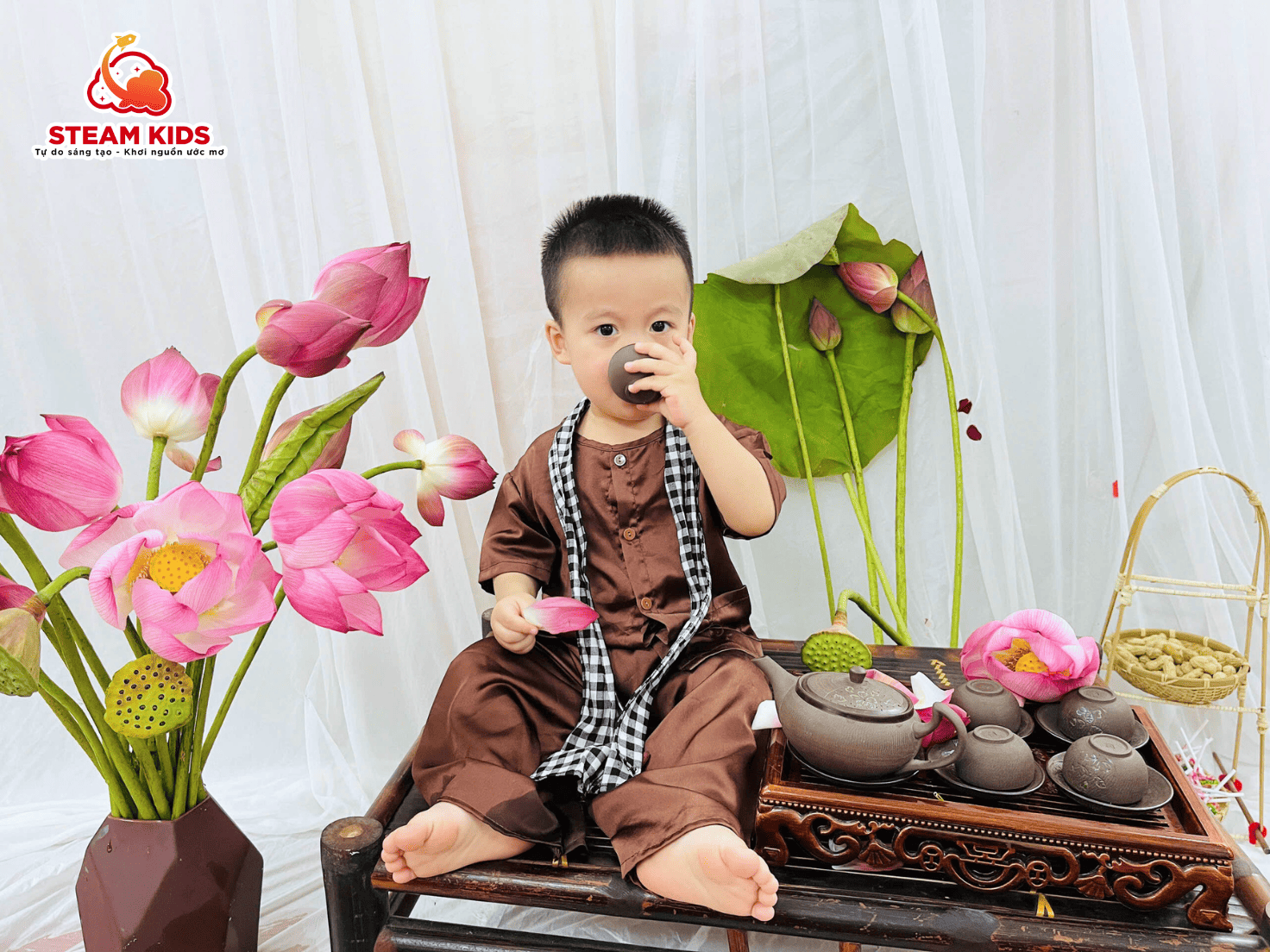 “EM BÉ VÀ HOA SEN” – HÀNH TRÌNH NHỎ VỚI VẺ ĐẸP TRUYỀN THỐNG “EM BÉ VÀ HOA SEN” – HÀNH TRÌNH NHỎ VỚI VẺ ĐẸP TRUYỀN THỐNG - Trường Mầm Non STEAM KIDS