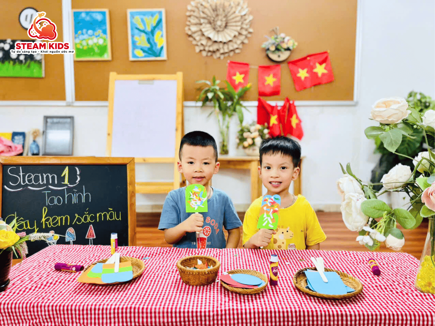 TẠO HÌNH CÂY KEM SẮC MÀU – NGỌT NGÀO NHƯ TUỔI THƠ TẠO HÌNH CÂY KEM SẮC MÀU – NGỌT NGÀO NHƯ TUỔI THƠ - Trường Mầm Non STEAM KIDS
