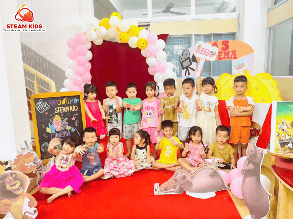 RẠP CHIẾU PHIM STEAM KIDS – TRẢI NGHIỆM TUỔI THƠ ĐÁNG YÊU VÀ ĐÁNG NHỚ! RẠP CHIẾU PHIM STEAM KIDS – TRẢI NGHIỆM TUỔI THƠ ĐÁNG YÊU VÀ ĐÁNG NHỚ! - Trường Mầm Non STEAM KIDS