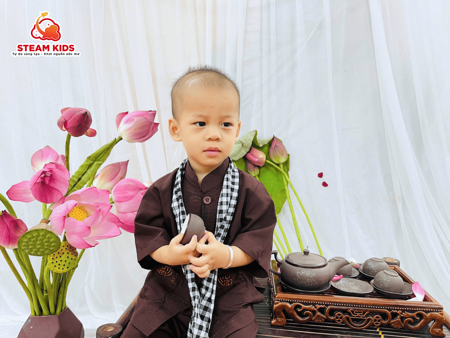 “EM BÉ VÀ HOA SEN” – HÀNH TRÌNH NHỎ VỚI VẺ ĐẸP TRUYỀN THỐNG “EM BÉ VÀ HOA SEN” – HÀNH TRÌNH NHỎ VỚI VẺ ĐẸP TRUYỀN THỐNG - Trường Mầm Non STEAM KIDS