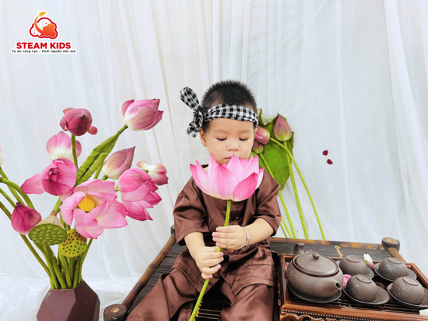 “EM BÉ VÀ HOA SEN” – HÀNH TRÌNH NHỎ VỚI VẺ ĐẸP TRUYỀN THỐNG - Trường Mầm Non STEAM KIDS