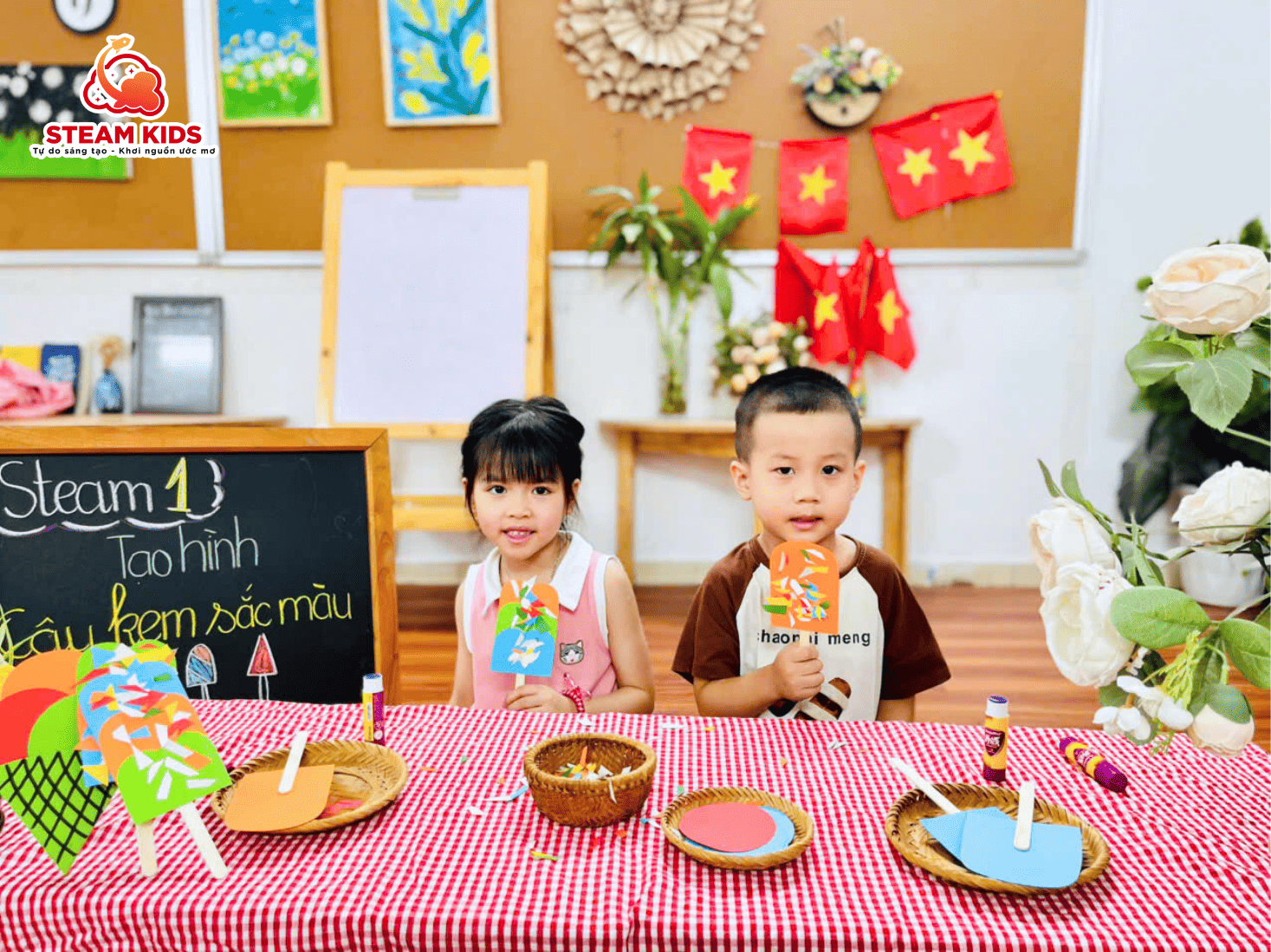 TẠO HÌNH CÂY KEM SẮC MÀU – NGỌT NGÀO NHƯ TUỔI THƠ TẠO HÌNH CÂY KEM SẮC MÀU – NGỌT NGÀO NHƯ TUỔI THƠ - Trường Mầm Non STEAM KIDS