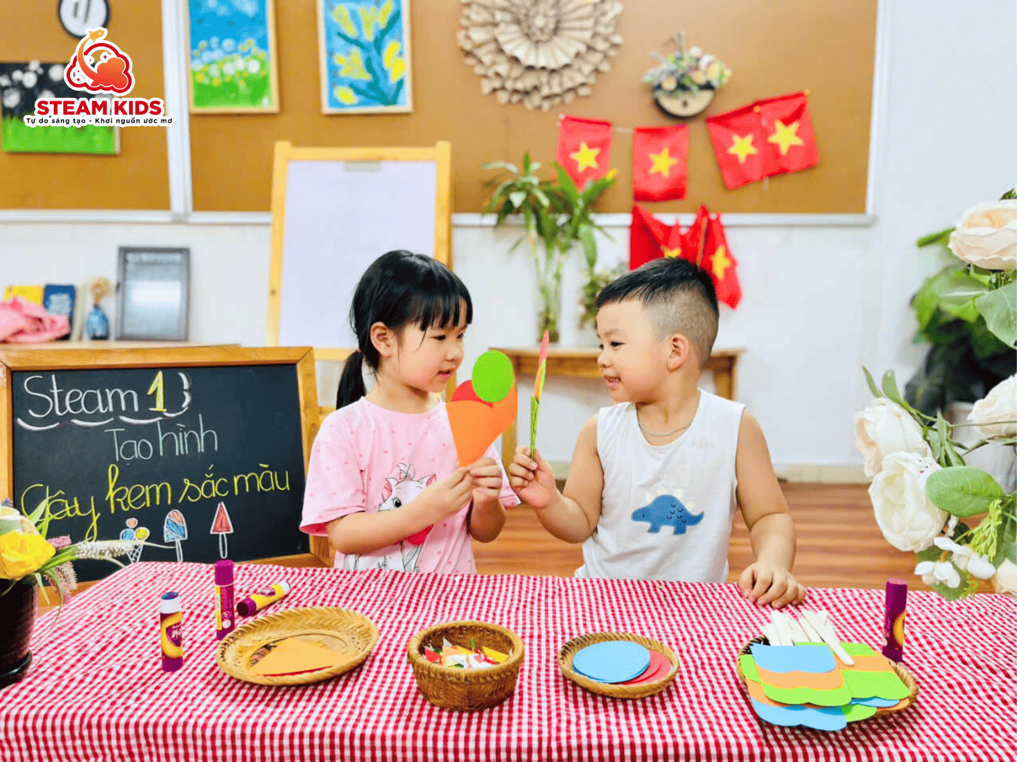 TẠO HÌNH CÂY KEM SẮC MÀU – NGỌT NGÀO NHƯ TUỔI THƠ TẠO HÌNH CÂY KEM SẮC MÀU – NGỌT NGÀO NHƯ TUỔI THƠ - Trường Mầm Non STEAM KIDS