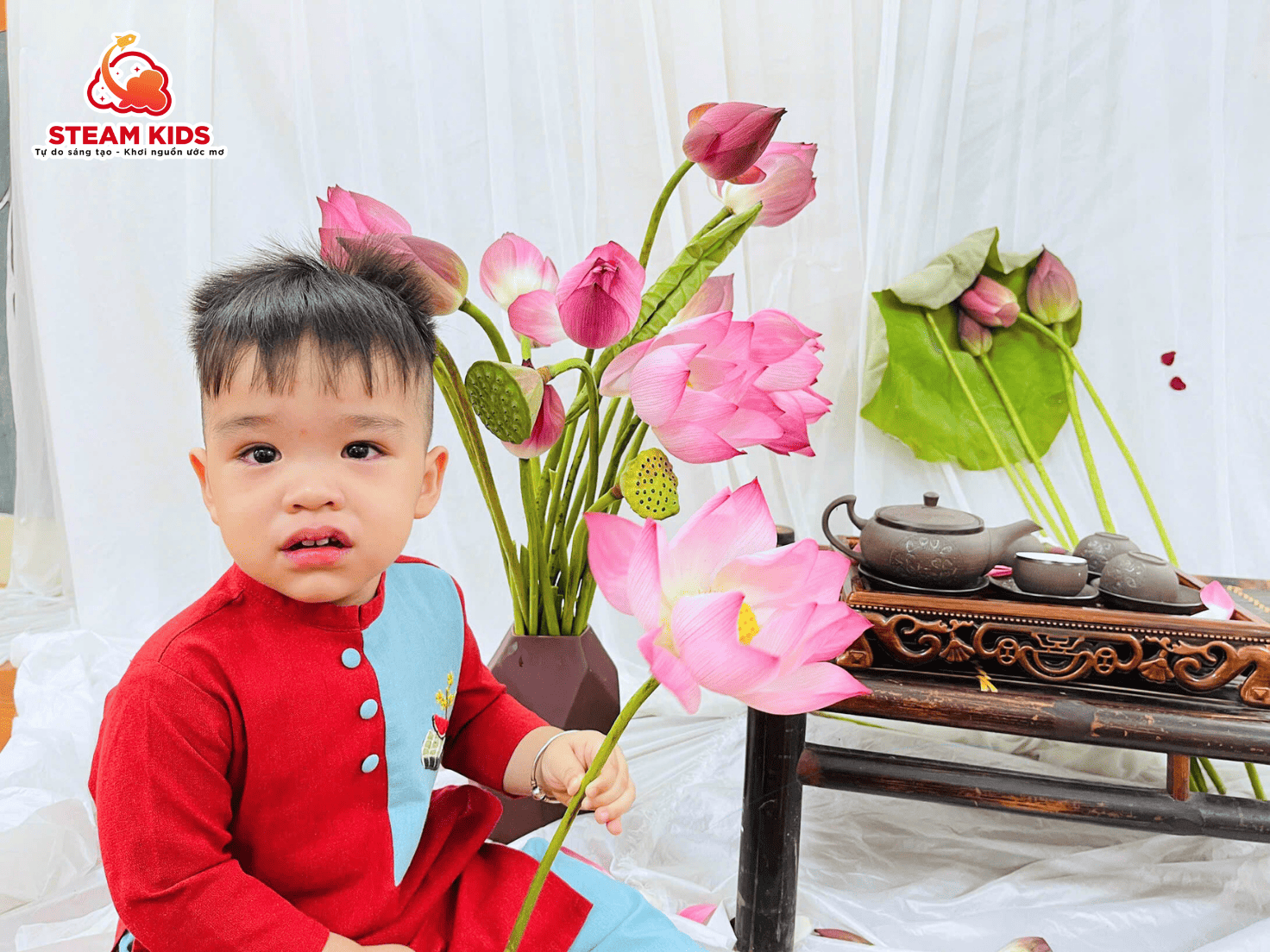 “EM BÉ VÀ HOA SEN” – HÀNH TRÌNH NHỎ VỚI VẺ ĐẸP TRUYỀN THỐNG “EM BÉ VÀ HOA SEN” – HÀNH TRÌNH NHỎ VỚI VẺ ĐẸP TRUYỀN THỐNG - Trường Mầm Non STEAM KIDS