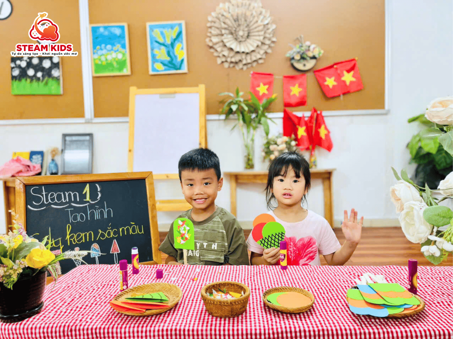 TẠO HÌNH CÂY KEM SẮC MÀU – NGỌT NGÀO NHƯ TUỔI THƠ TẠO HÌNH CÂY KEM SẮC MÀU – NGỌT NGÀO NHƯ TUỔI THƠ - Trường Mầm Non STEAM KIDS