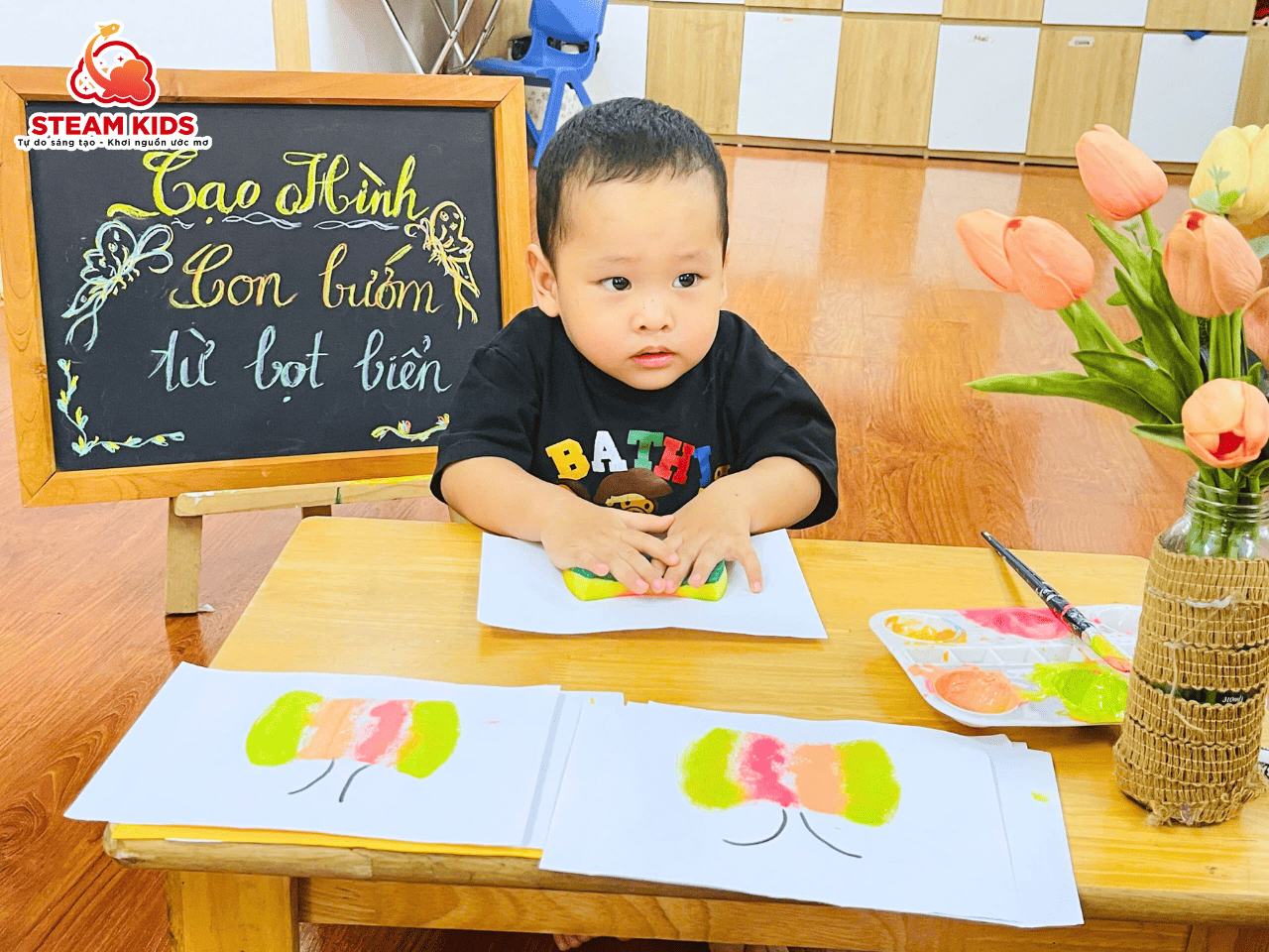 BÉ SÁNG TẠO – IN HÌNH BƯỚM ĐẸP TỪ MIẾNG BỌT BIỂN BÉ SÁNG TẠO – IN HÌNH BƯỚM ĐẸP TỪ MIẾNG BỌT BIỂN - Trường Mầm Non STEAM KIDS